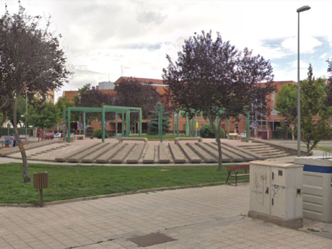 El PSOE apoya la petición de la asociación de vecinos para eliminar la estrucutra central de la Glorieta Rosales para ampliar la zona de juegos