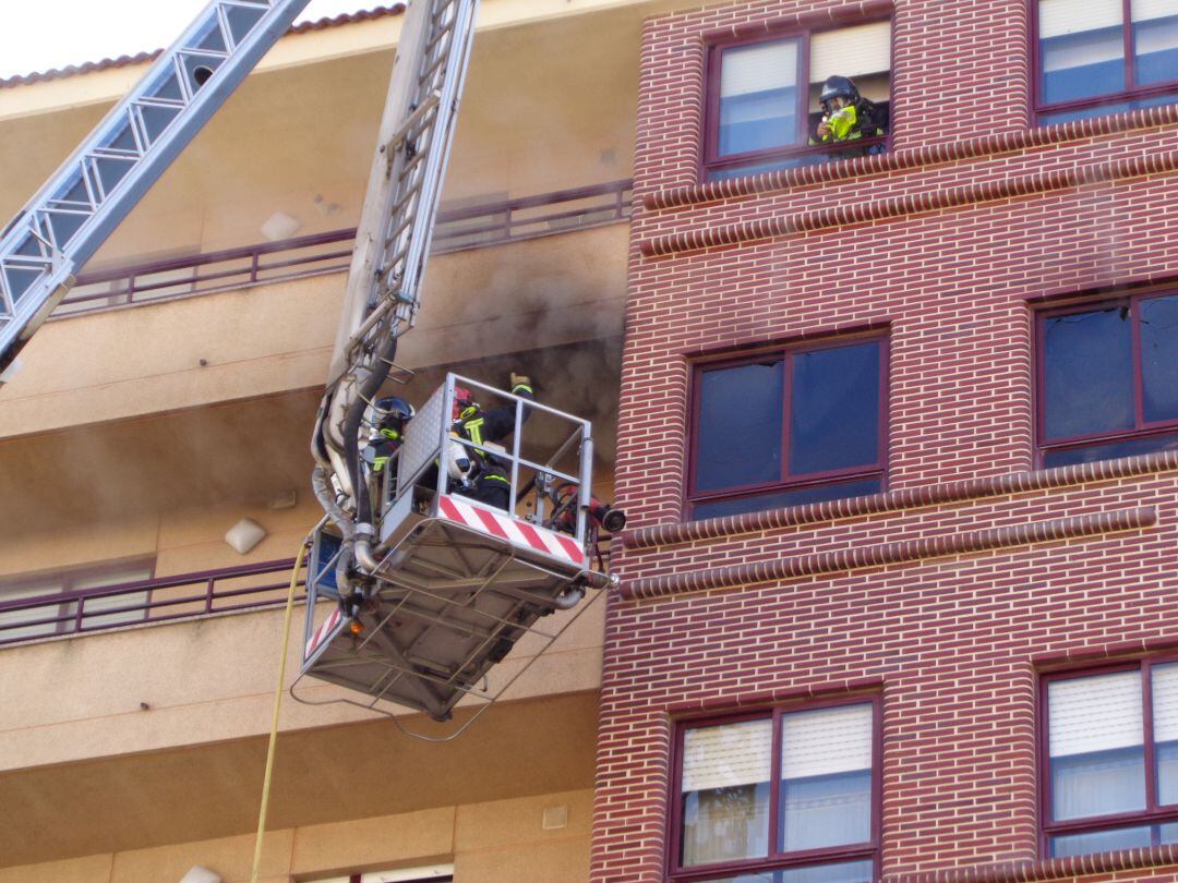 Los bomberos tuvieron que hacer uso de la cesta elevadora