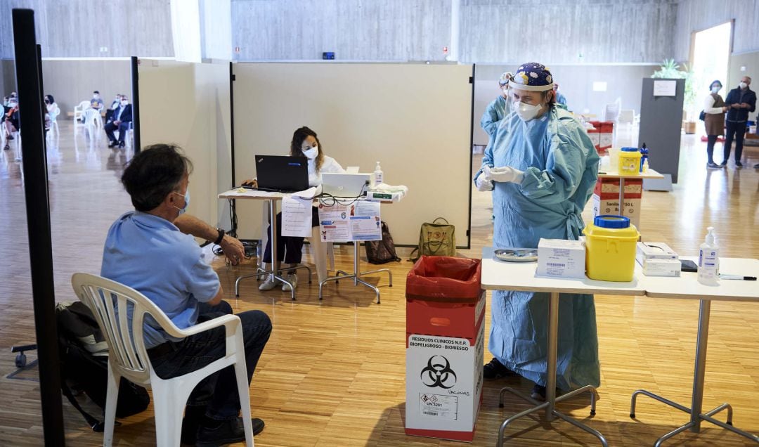 Un hombre se dispone a recibir la vacuna en el dispositivo de vacunación masiva frente al Covid-19 del Palacio de Exposiciones y Congresos de Santander.