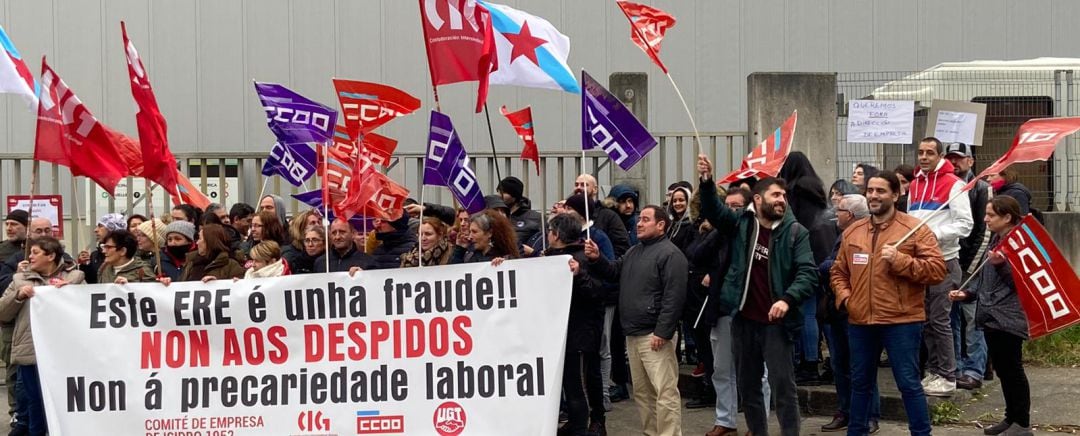 Trabajadores de la piscifastoría se han concentrado por su situación laboral