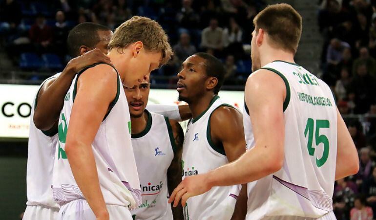 Los jugadores de Unicaja celebran la victoria en el Buesa Arena.