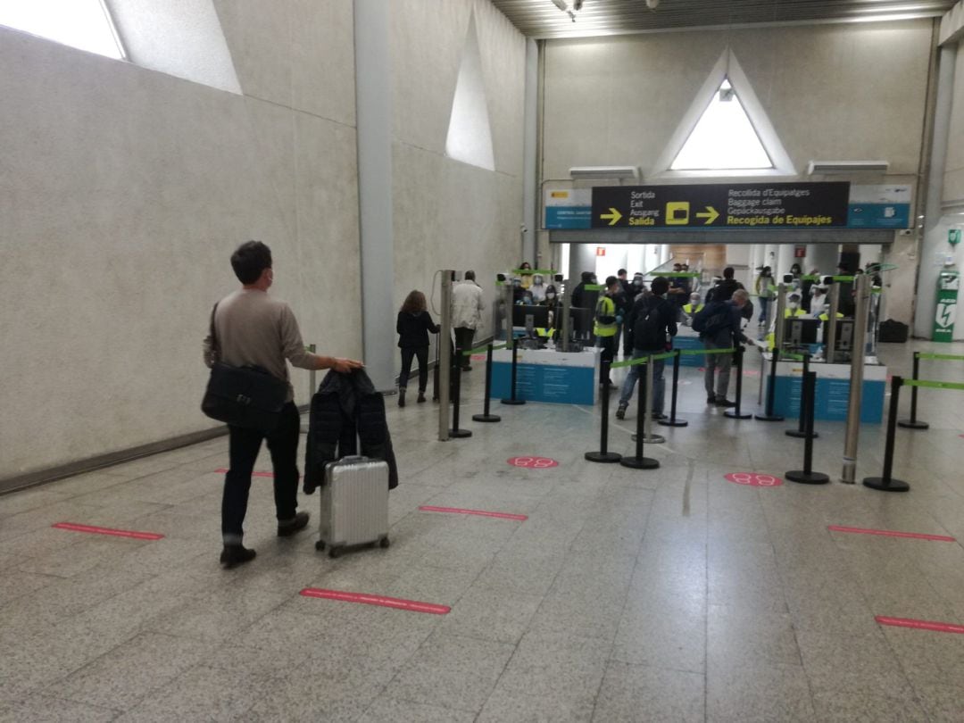 Imagen de archivo de controles de pasajeros internacionales en el aeropuerto de Palma.