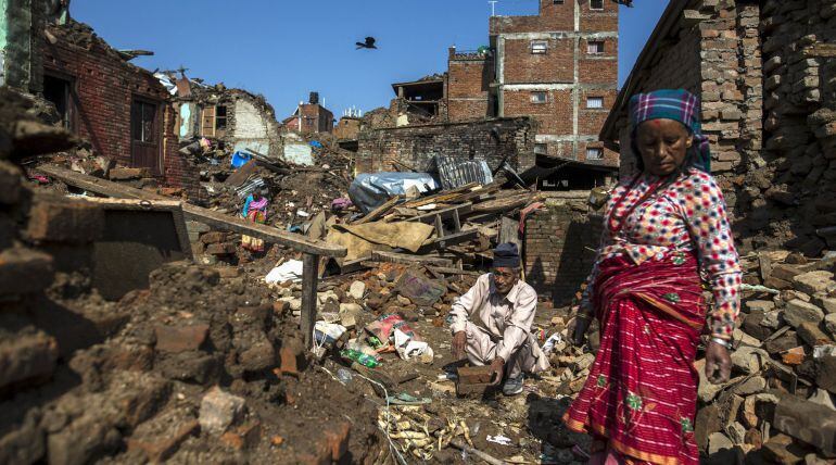 Local residents clear rubble from the ruins of their home after the April 25 earthquake in Sankhu, on the outskirts of Kathmandu, Nepal, May 11, 2015. REUTERS/Athit Perawongmetha TPX IMAGES OF THE DAY
