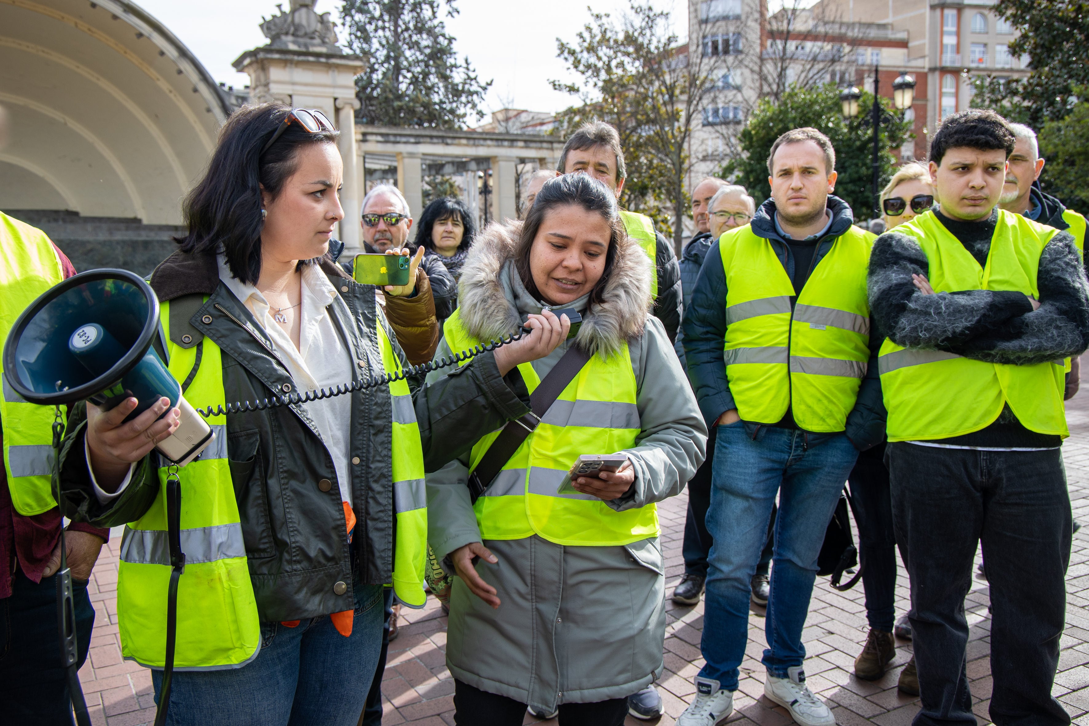 LOGROÑO, 18/02/2024.- Alrededor de un centenar de agricultores se han concentrado este domingo en el paseo del Espolón de Logroño, para homenajear al ganadero de San Millán de la Cogolla fallecido en un accidente y para subrayar que no van a parar en sus movilizaciones hasta no lograr los objetivos que se han planteado. EFE/ Raquel Manzanares
