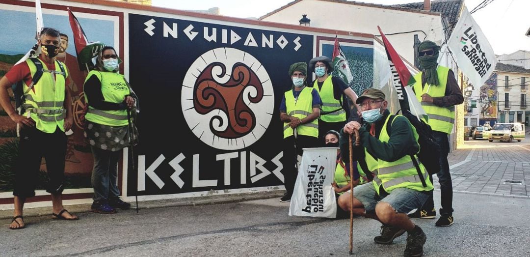 Varios integrantes de la marcha en el pueblo conquenque de Enguídanos.