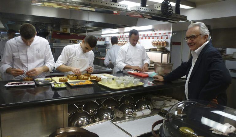 El chef Alain Ducasse en la cocina de su restaurante de alta gastronomía de París. Más de 1.300 restaurantes gastronómicos y bistrós de 150 países ofrecerán un menú típico francés en una velada bautizada &quot;Goût de France/Good France&quot;.