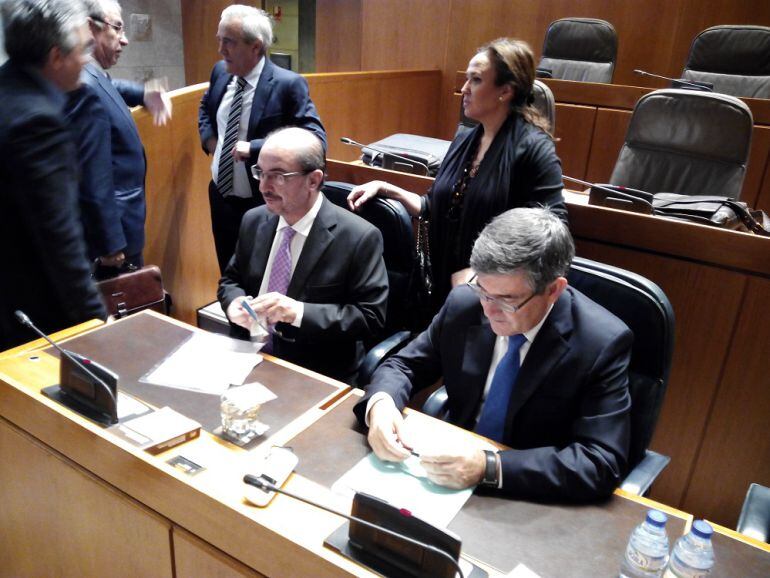 Javier Lambán, junto a varios consejeros del Gobierno de Aragón