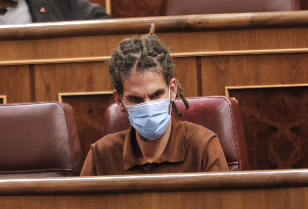 Alberto Rodríguez, secretario de organización de Podemos, en su escaño en el Congreso de los Diputados