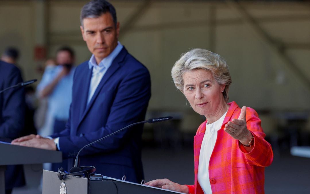 El presidente del Gobierno, Pedro Sánchez (i), y la presidenta de la Comisión Europea (CE), Ursula von der Leyen