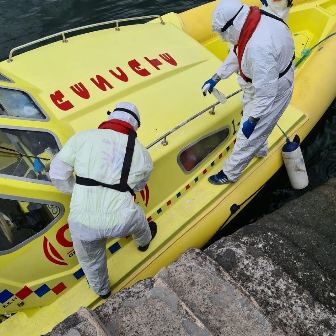 Efectivos de la ONG EMERLAN desinfectando la embarcación utilizada para el traslado de La Graciosa a Lanzarote.