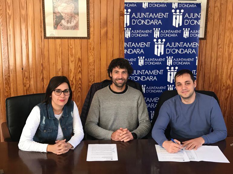 Firma del acuerdo de patrocinio deportivo entre el Ayuntamiento de Ondara y Llença Esports.