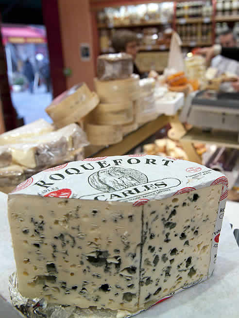 Imagen de un queso roquefort en un comercio de Paris