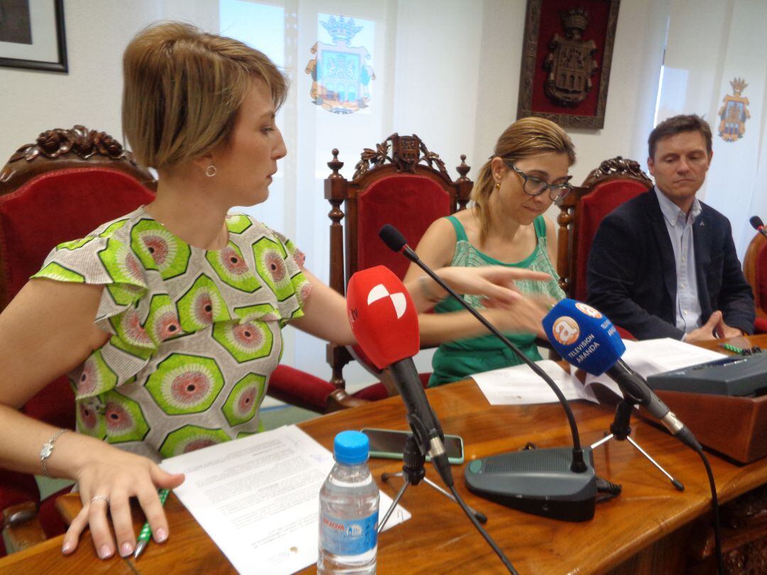 La alcaldesa, Raquel González, (en el centro), firma los convenios con Cristina Martín y Pedro Sardina