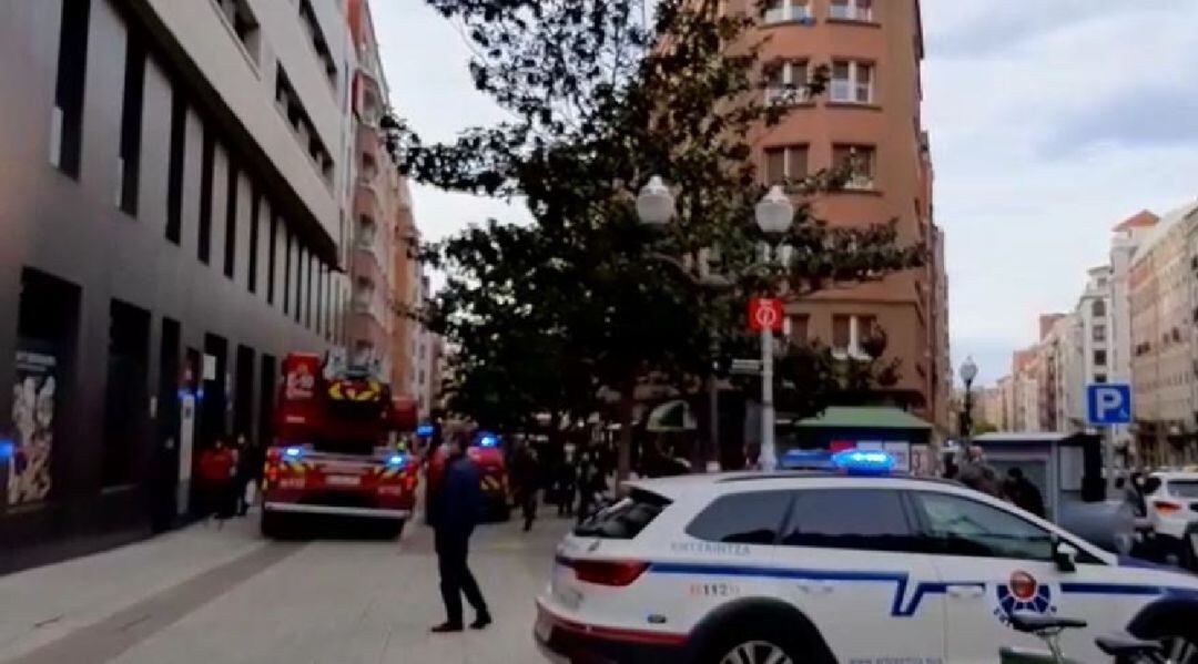 El cuerpo sin vida de una persona ha sido localizado este domingo por los servicios de emergencias en el interior de una vivienda del centro de Bilbao, tras declararse un incendio, según ha informado el Departamento vasco de Seguridad.