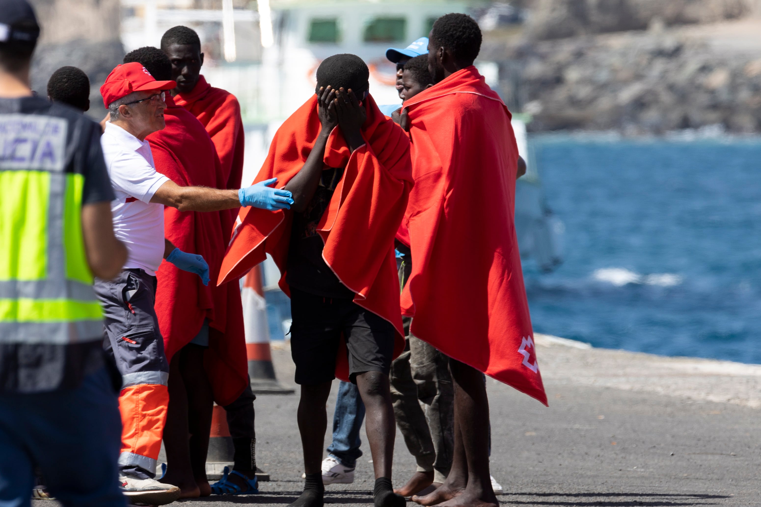 GRAFCAN3093. ARGUINEGUÍN (GRAN CANARIA) (ESPAÑA), 28/08/2024.- Salvamento Marítimo ha trasladado hasta el puerto de Arguineguín, en Gran Canaria, a las 120 personas de origen subsahariano que fueron rescatadas ayer de un cayuco que fue localizado a 520 kilómetros de Canarias. La embarcación la ocupaban 94 son hombres, 15 mujeres y 11 menores en aparente buen estado de salud. EFE/Quique Curbelo
