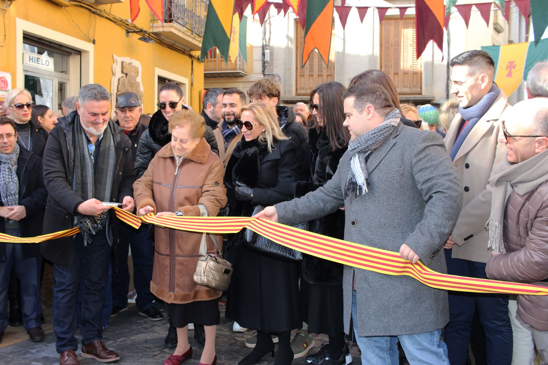 Instant on Milagro Tomás Pascual, als seus quasi 99 anys, talla la cinta d&#039;inauguració de la Fira