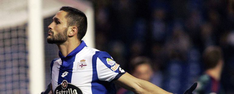 El delantero rumano del Deportivo Florin Andone celebra un gol