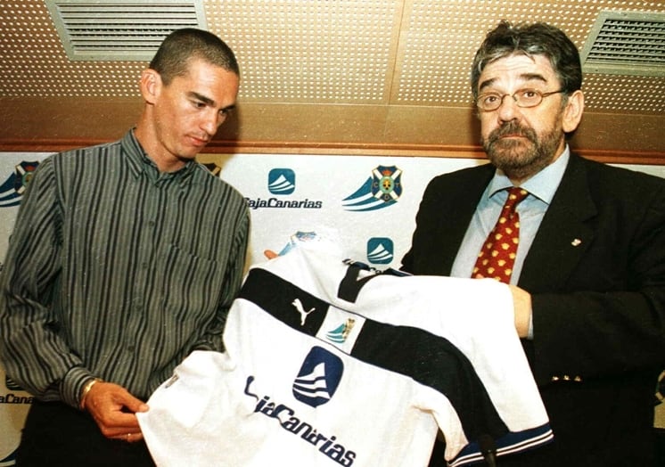 TF-04. SANTA CRUZ DE TENERIFE.-  EL PRESIDENTE DEL C.D. TENERIFE, JAVIER PEREZ (D), PRESENTABA AL DELANTERO BRASILEÑO JOA MARIA MENEZES &quot;BARATA&quot; COMO JUGADOR DEL EQUIPO PARA LA TEMPORADA 1999-2000. EFE/CRISTOBAL GARCIA