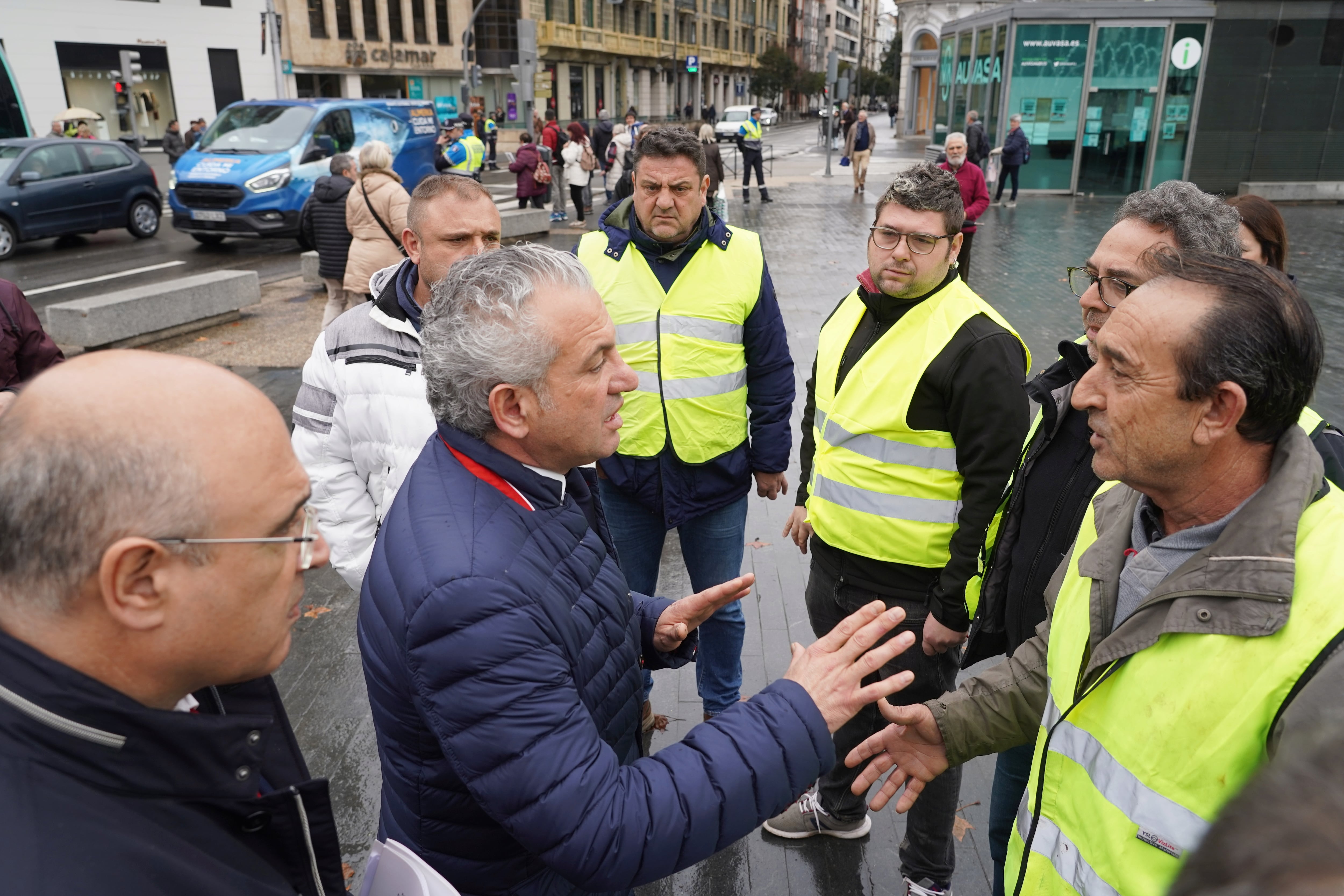 El  nuevo subdelegado del Gobierno en Valladolid, Jacinto Canales y el Delegado del Gobierno advierten a un grupo de agricultores