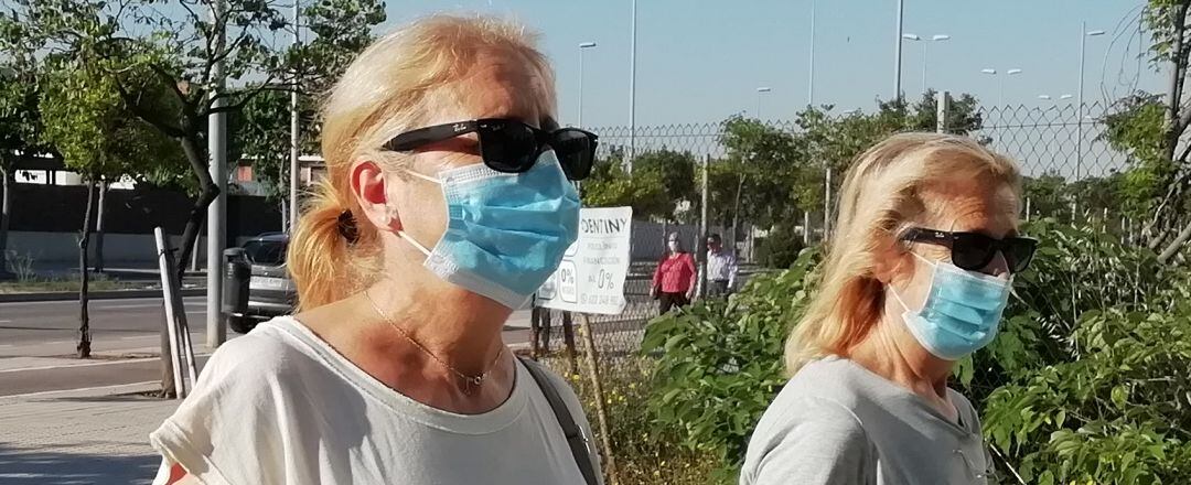 Mujeres con mascarilla en Castelló