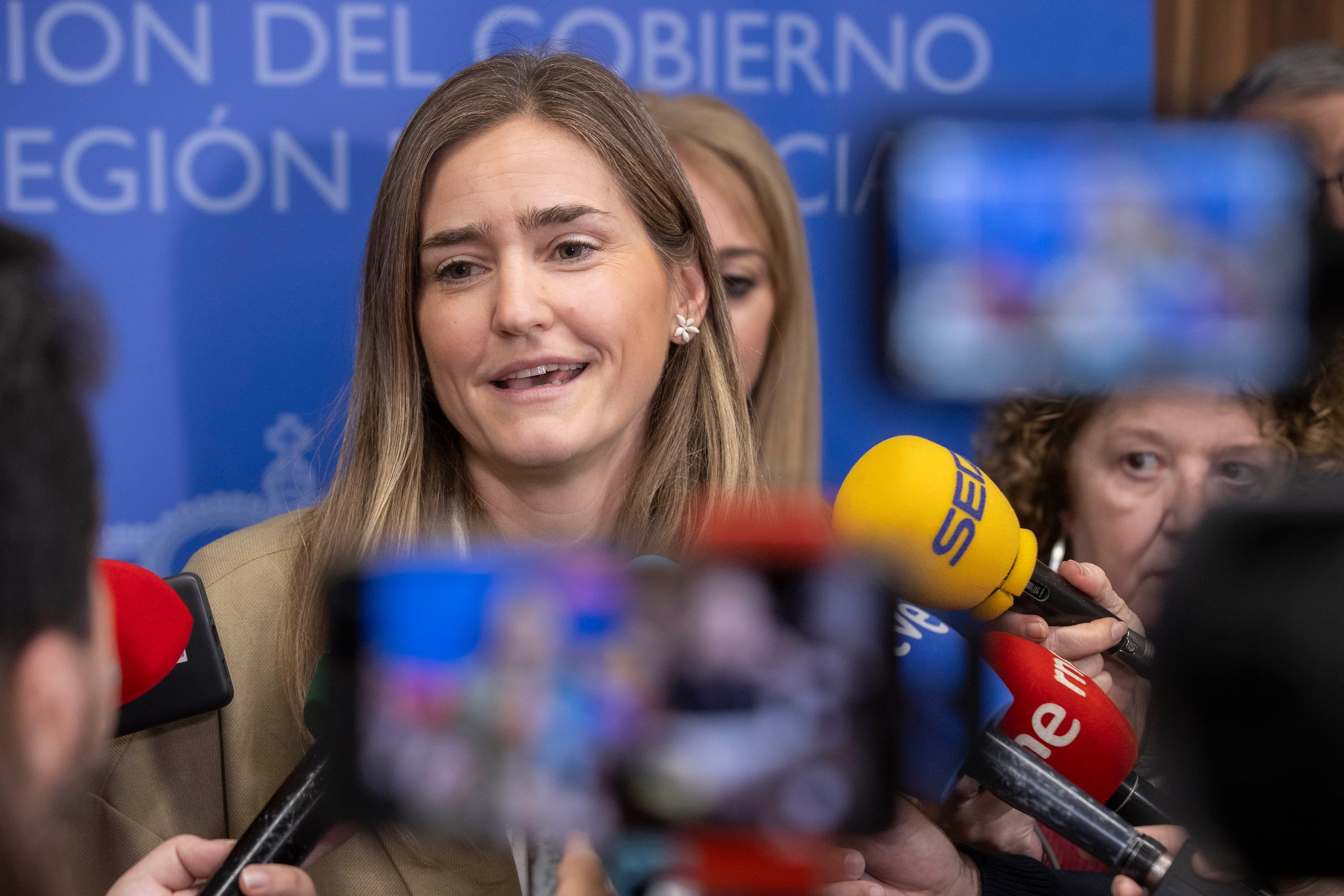 MURCIA, 28/02/2025.- La vicepresidenta del Gobierno y ministra para la Transición Ecológica y el Reto Demográfico, Sara Aagesen a su salida del encuentro que ha mantenido con los colectivos sociales y ambientales de la región, este viernes en la delegación del gobierno de Murcia. EFE/Marcial Guillén
