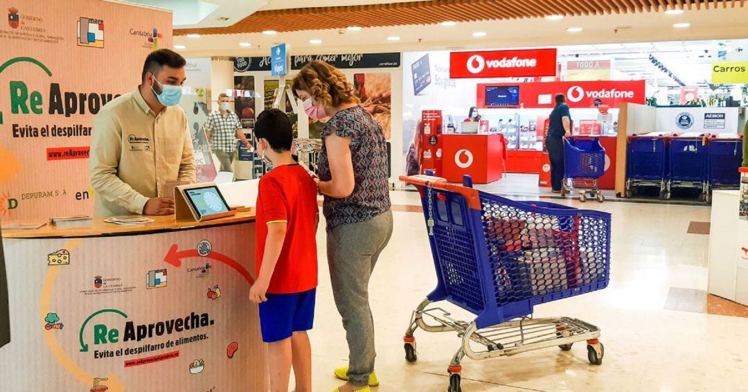 Stand de la campaña Re Aprovecha en un supermercado de Cantabria.