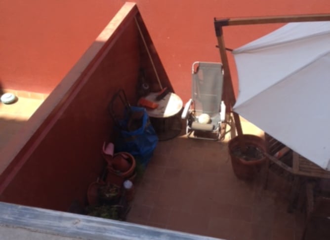 Terrassa on va caure la noia que es va llançar des d'un segon pis quan fugia d'uns delinqüents