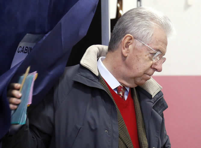 El saliente primer ministro Mario Monti ya ha depositar su voto en un colegio electoral de Milán en el primer día de las elecciones italianas.