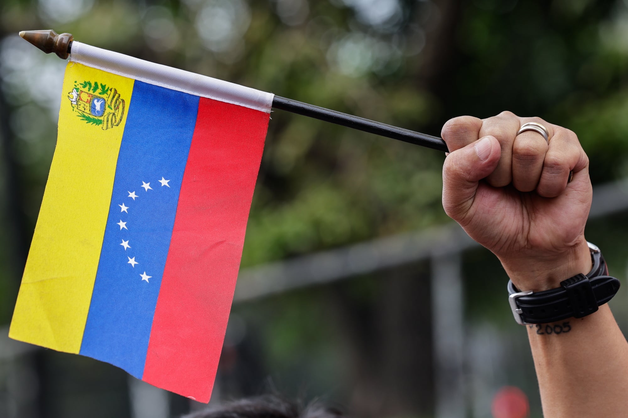 MANILA (Philippines), 05/01/2026.- A protester holds a Venezuelan flag to show solidarity during a rally on a road leading to the US Embassy in Manila, Philippines, 05 January 2026. Protesters opposed the US military actions in Venezuela, which led to the capture of Venezuelan President Nicolas Maduro and his wife, Cilia Flores, in a military operation on 03 January 2026. (Protestas, Filipinas) EFE/EPA/ROLEX DELA PENA