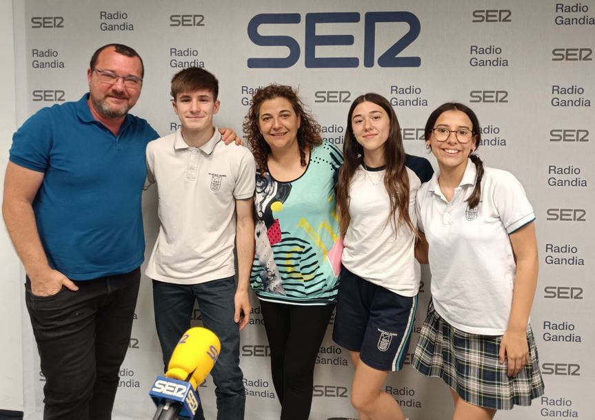 Profesora y alumnado del colegio Calderón del Grau de Gandia en los estudios de Radio Gandia SER.