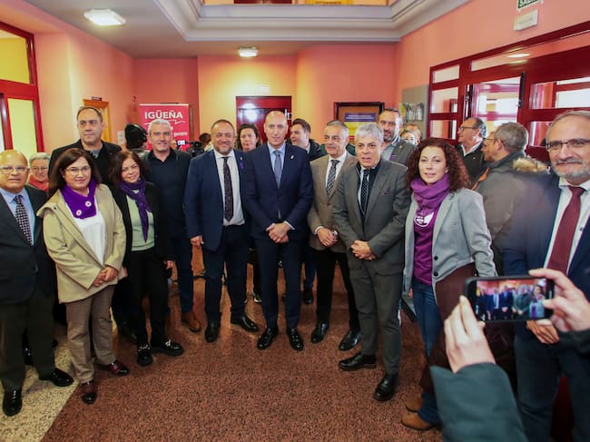 IGÜEÑA (LÉON), 08/03/2024.- El alcalde de León, Jose Antonio Diez (c), y el presidente de la Diputación de León, Gerardo Álvarez Courel (c-izda), posan durante el acto de celebración del Día Internacional de la Mujer este viernes en Igüeña (León). Igüeña acoge este 8M el acto institucional del Dia Internacional de la Mujer organizado por la Diputación de León, en el que se ha homenajeado especialmente a las mujeres mineras. EFE/ Ana F. Barredo