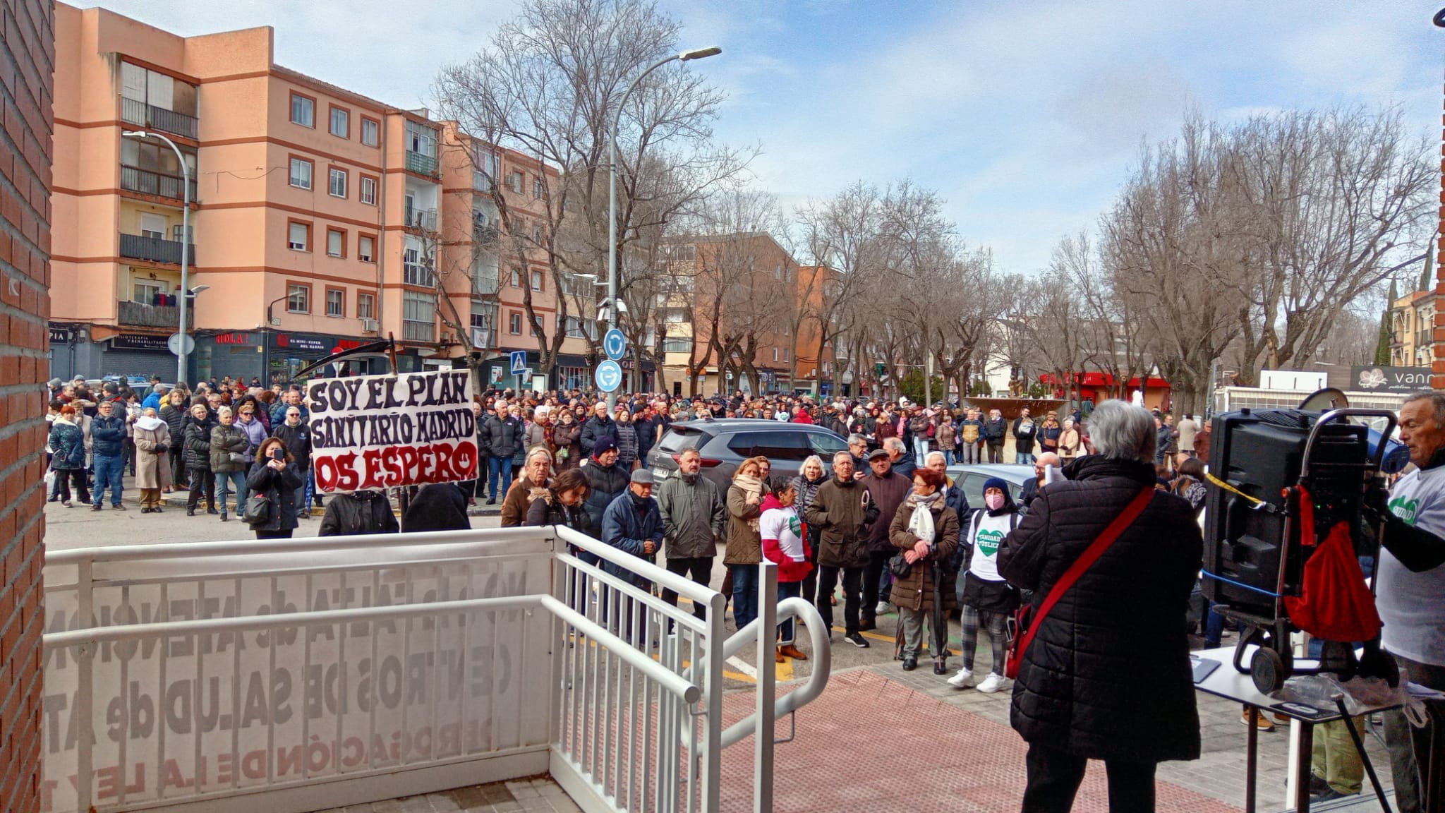 Vecinos y vecinas de Pinto se han concentrado varios días frente a los centros de salud de Pinto para reclamar refuerzos