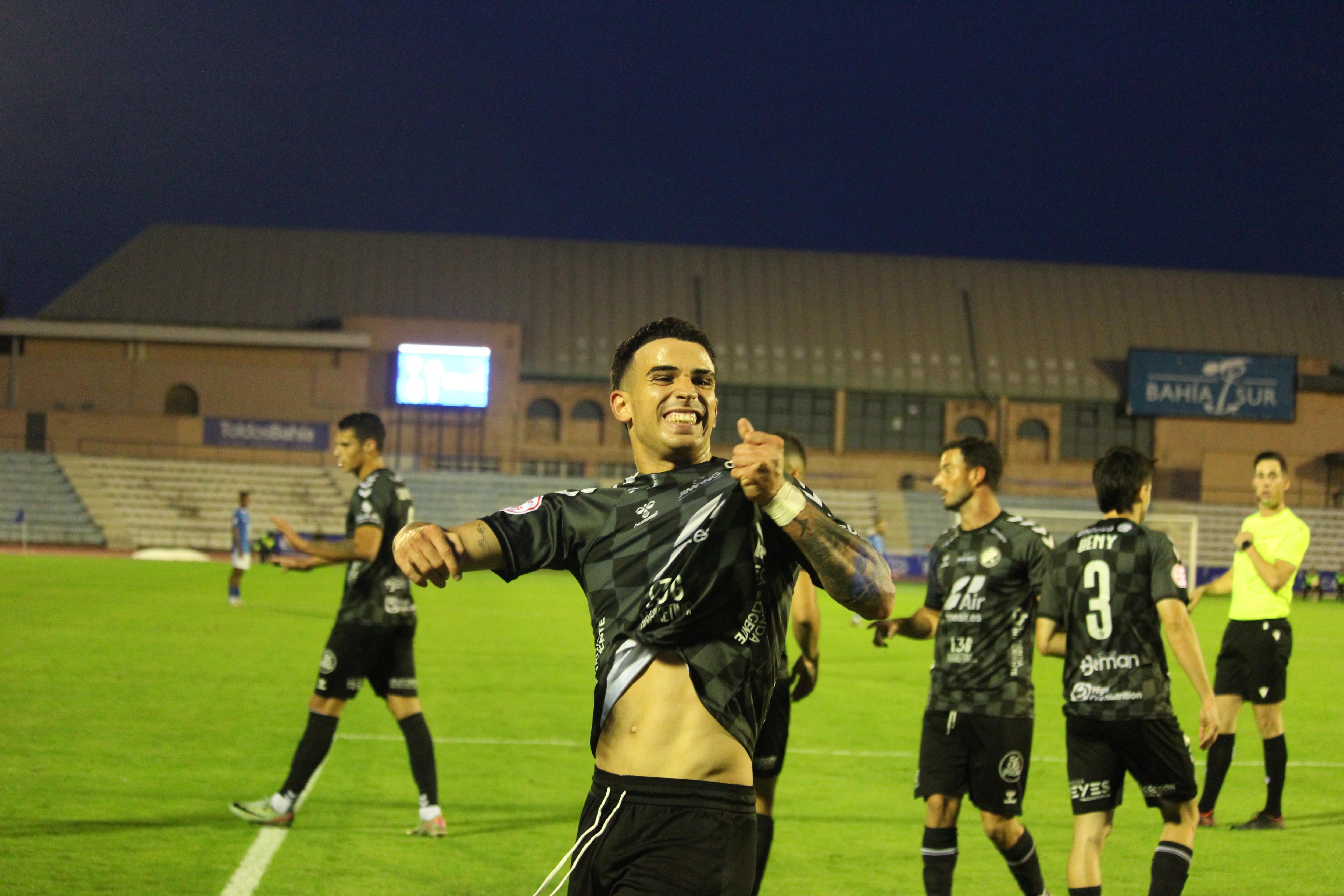 Juan Andrés celebra el gol ante el San Fernando