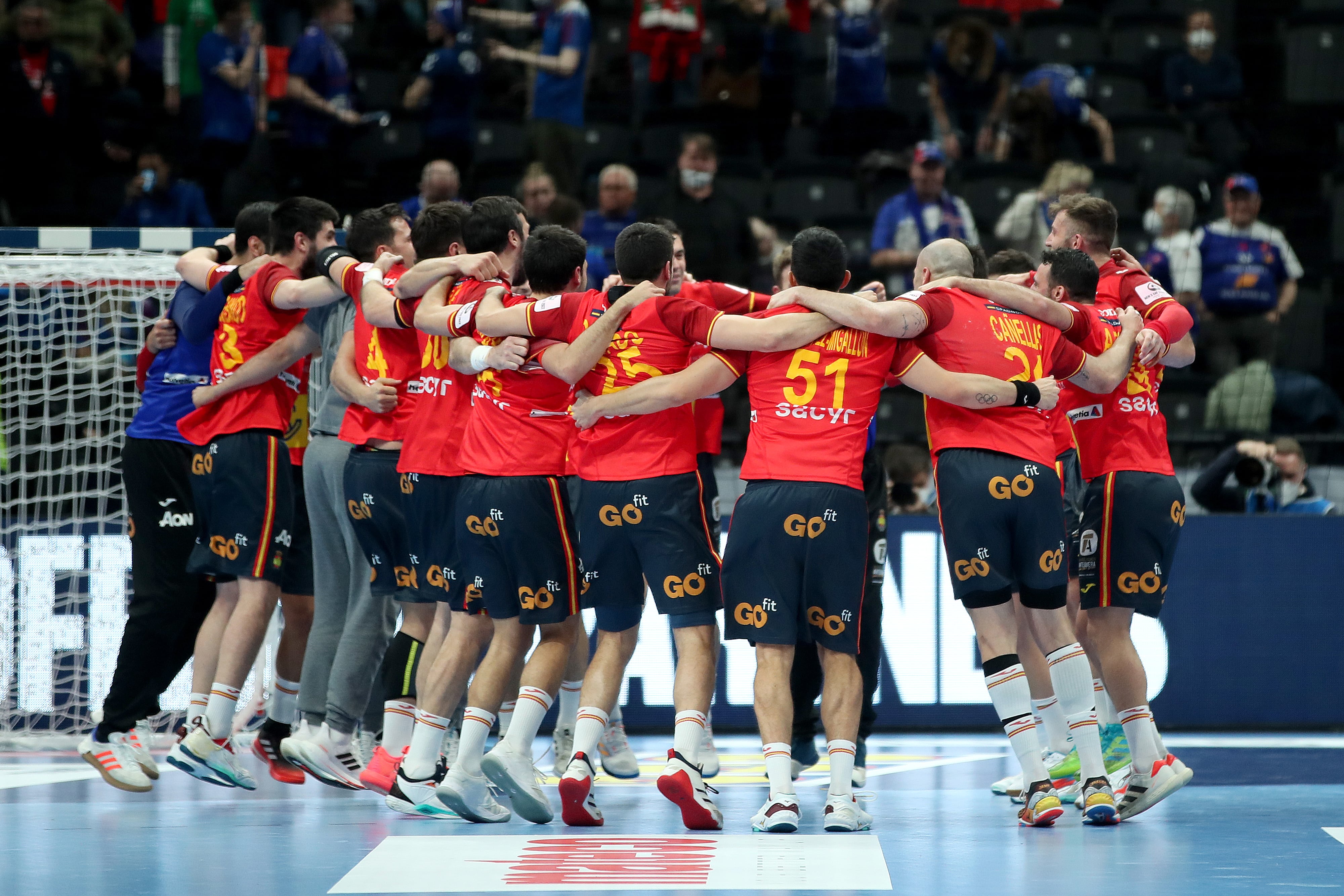 Los jugadores de la selección española masculina de balonmano celebran el pase a la final del Europeo