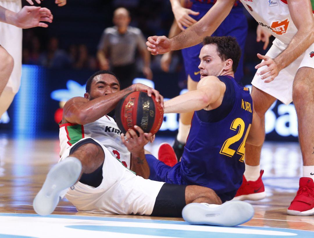 Hilliard trata de evitar que Kuric le robe el balón.