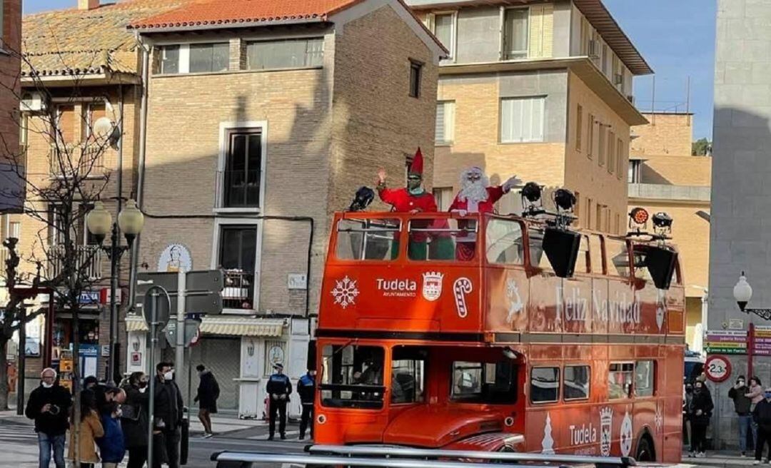 Papa Noel a bordo del autobús británico descapotable por las calles de Tudela