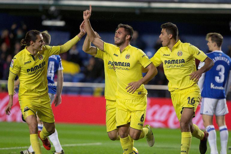 Víctor Ruiz celebra el primer gol del partido