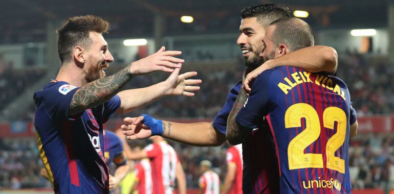 Messi, Suárez y Aleix Vidal celebran el segundo tanto del Barça