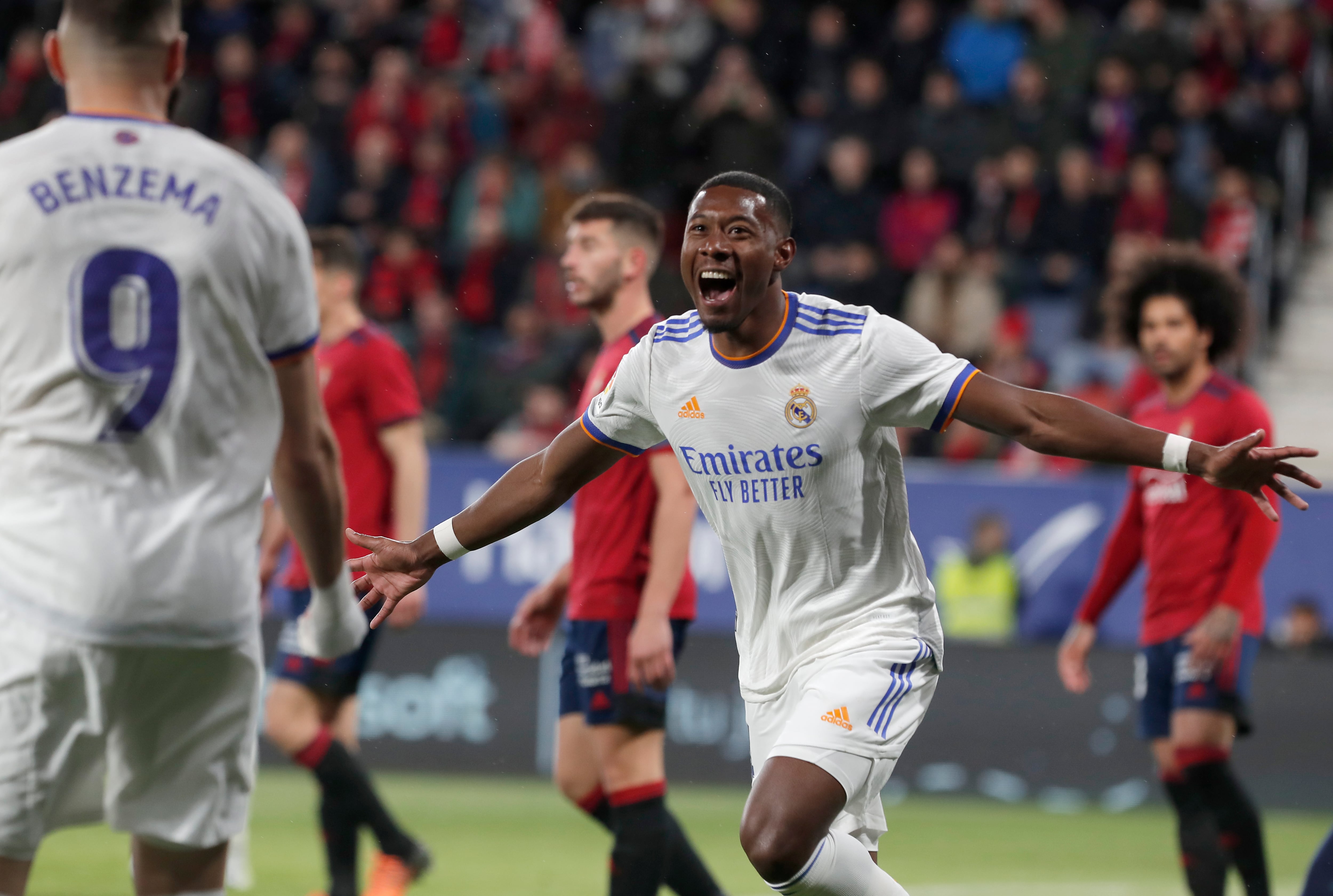 El defensa del Real Madrid David Alaba celebra tras marcar ante Osasuna, durante el partido de Liga en Primera División que disputan este miércoles en el estadio de El Sadar