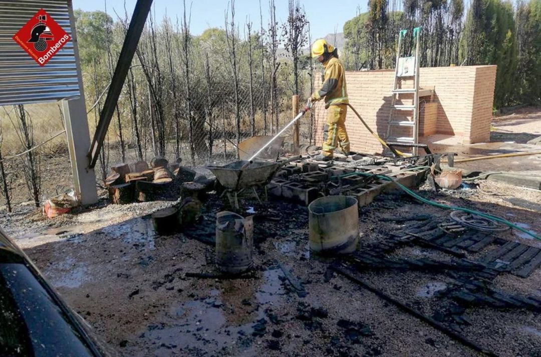 Incendio en el exterior de un chalet en Petrer