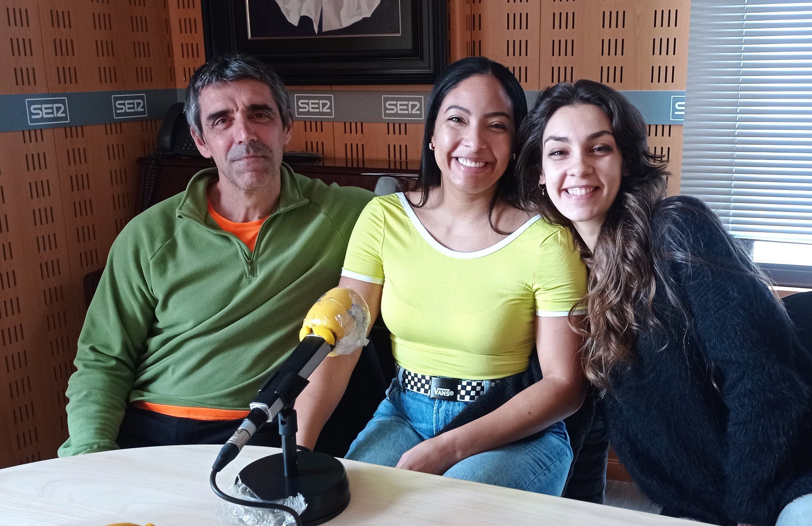 Carlos Iglesias, entrenador del Badajoz Extremadura CPV de la SF2 de voleibol y las jugadoras Jimmar Mejías, internacional venezolana, y Raquel del Álamo.