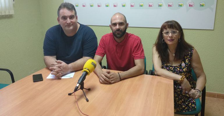 Por orden, el responsable provincial de organización de IU, Joaquín López, el portavoz de IU en el Ayuntamiento de La Carolina, Víctor Manuel Medina, y la coordinadora local, Pilar Gálvez.