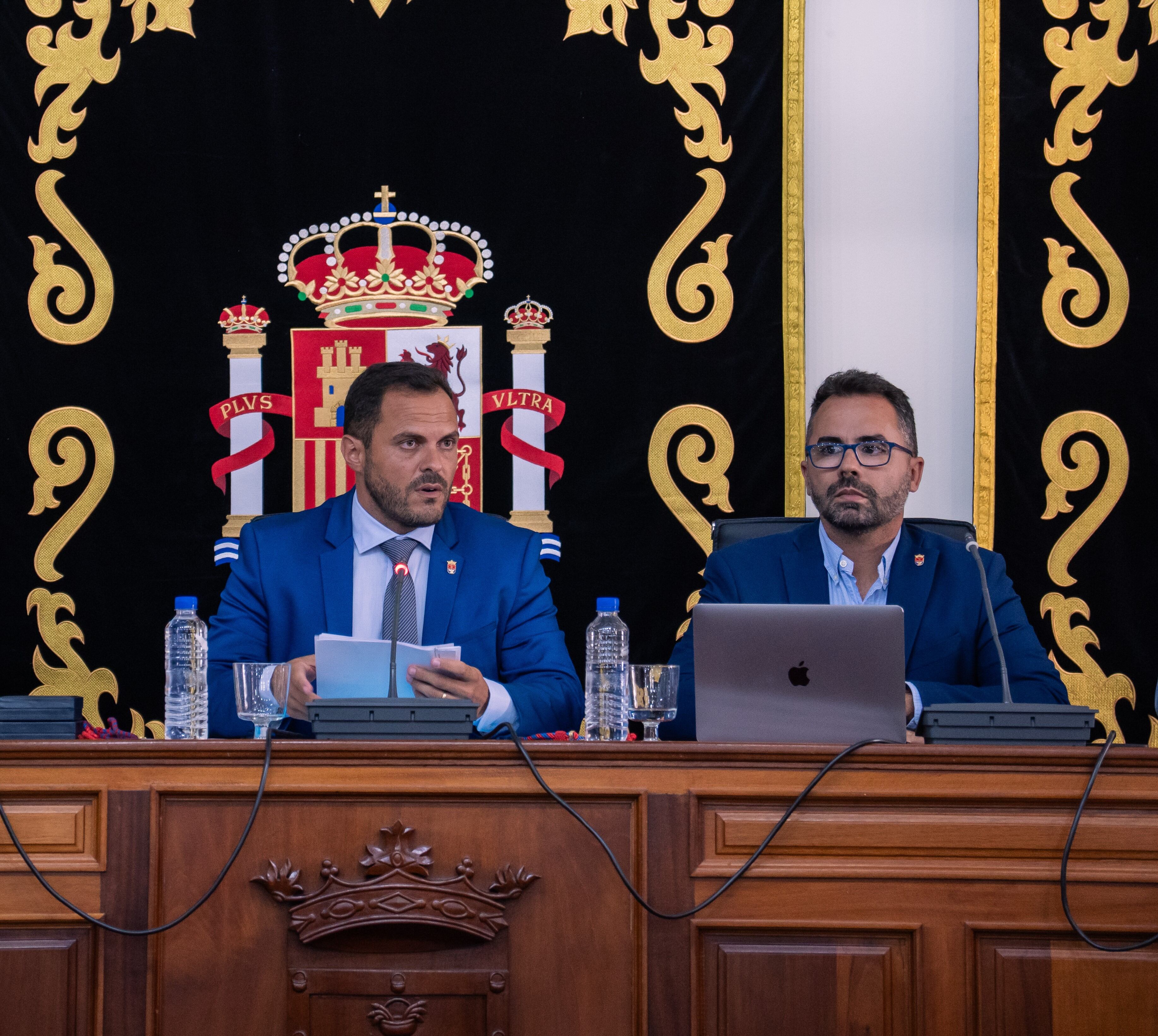 Yonathan de León, alcalde de Arrecife, y Echedey Eugenio, primer teniende de alcalde y concejal de Hacienda.