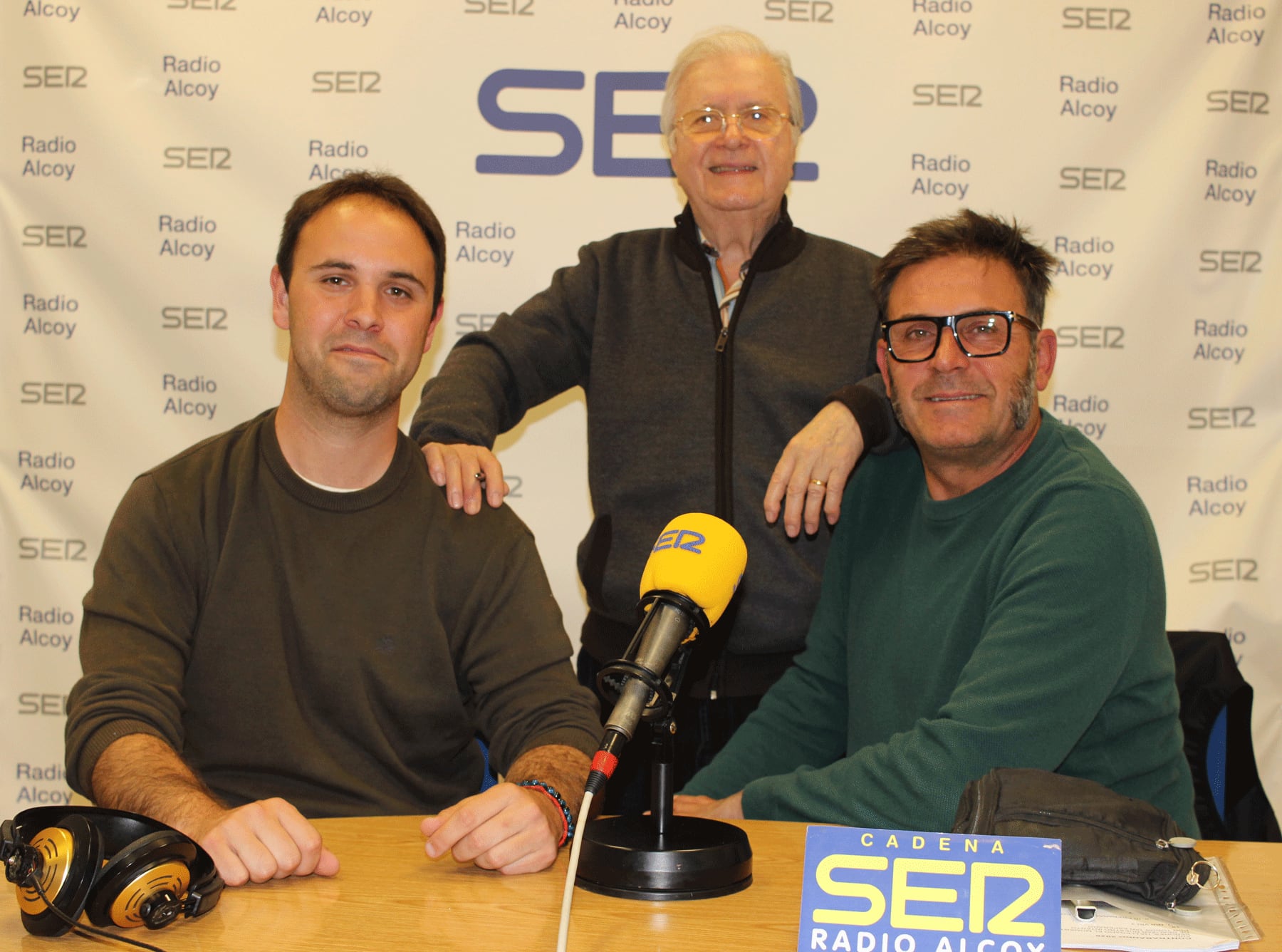 Sergio Andrés y Miguel Mota, junto a Paco Aznar, en el estudio central de Radio Alcoy