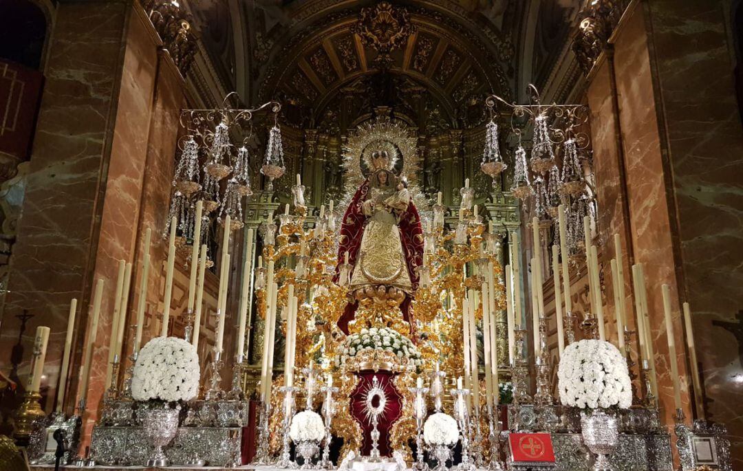 La Virgen del Rosario de La Macarena ha presidido el triduo en su honor sobre su paso procesional