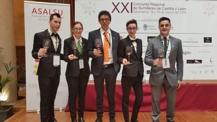 Los representantes de ASBU en el concurso. De izquierda a derecha: Diego González (ganador), María Real, Fernando Mayoral (finalistas), Inma Plasencia y Antonio Fernández