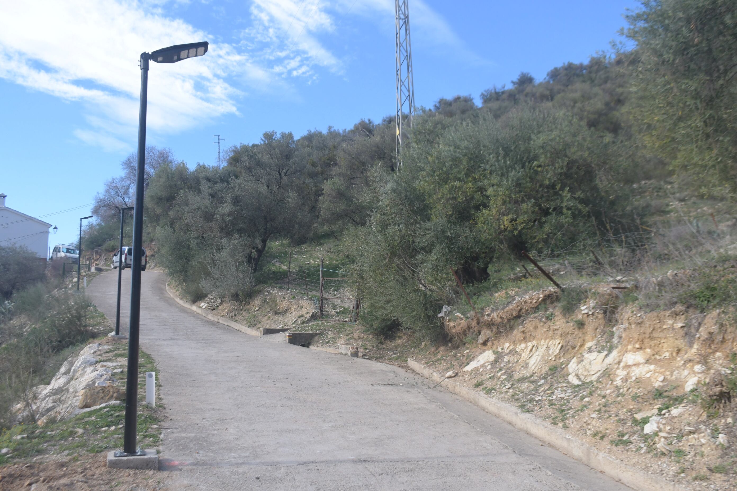 Las nuevas farolas han comenzado a instalarse en Alpandeire