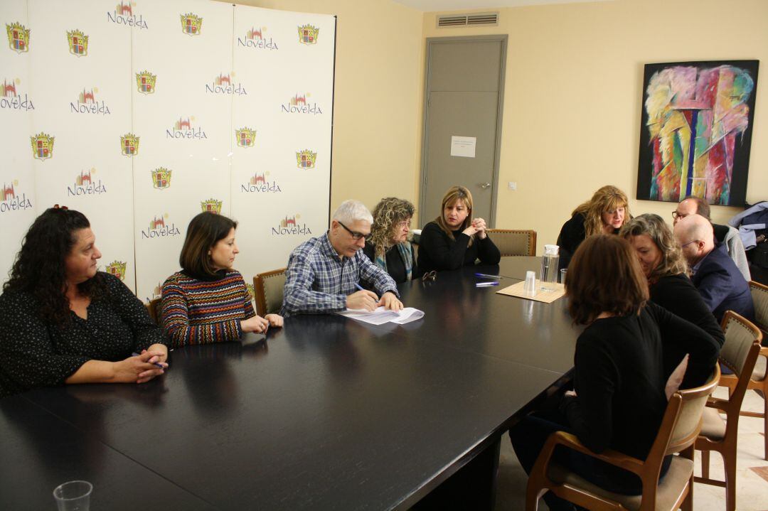 Novelda firma un convenio de ayuda con las AMPAS para los juegos escolares