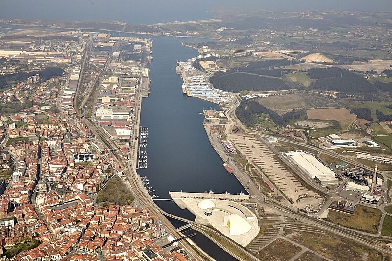 Vista aérea de Avilés con el puerto a la derecha