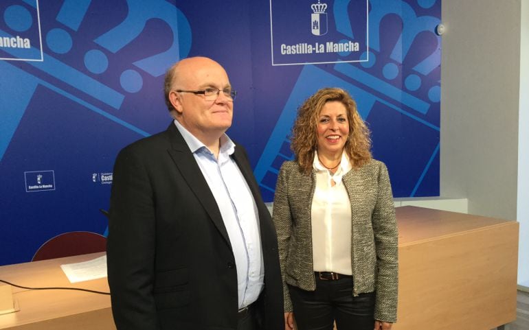 El delegado de la Junta en Albacete, Pedro Antonio Ruiz Santos, y la directora provincial de Bienestar Social, Antonia Coloma